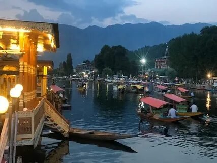 Cozy heated Houseboat Stay Srinagar