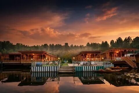 Srinagar Dal Lake Houseboat